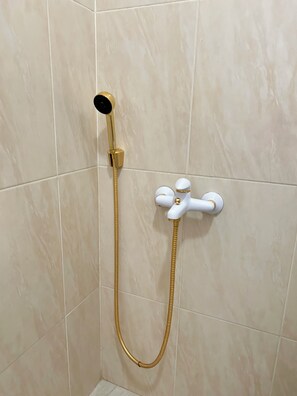 Een bidet, handdoeken, zeep, toiletpapier