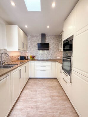 Fridge, microwave, oven, stovetop - Villa Vista Oceana | 5 Bedroom Holiday Villa with Private Heated Pool (Playa Blanca)