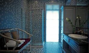 Deluxe House, Balcony, Garden View | Bathroom | Shower, hair dryer, towels, soap - Lingdi Art Homestay in Moganshan (Huzhou)
