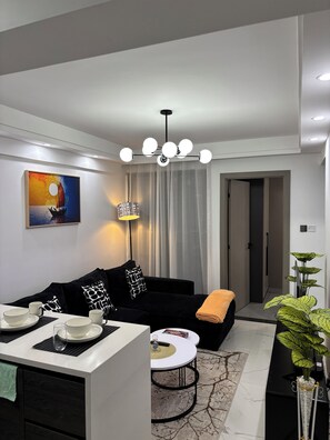 Smart TV - City View Suites, Stunning Skyline View, Fast Wi-Fi, Lift Access, Prime Location (Nairobi)