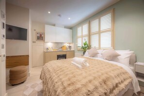 1 bedroom, iron/ironing board, travel cot, WiFi - Premium Studio 15 at The Orange Door Little Venice (Greater London)