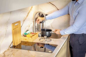 Fridge, oven, stovetop, electric kettle - Standard Studio 6 at The Orange Door Little Venice (Greater London)