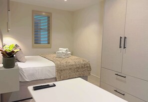 1 dormitorio, escritorio, tabla de planchar con plancha y wifi