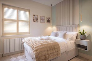 1 bedroom, iron/ironing board, travel cot, WiFi - Premium Studio 12 at The Orange Door Little Venice (Greater London)