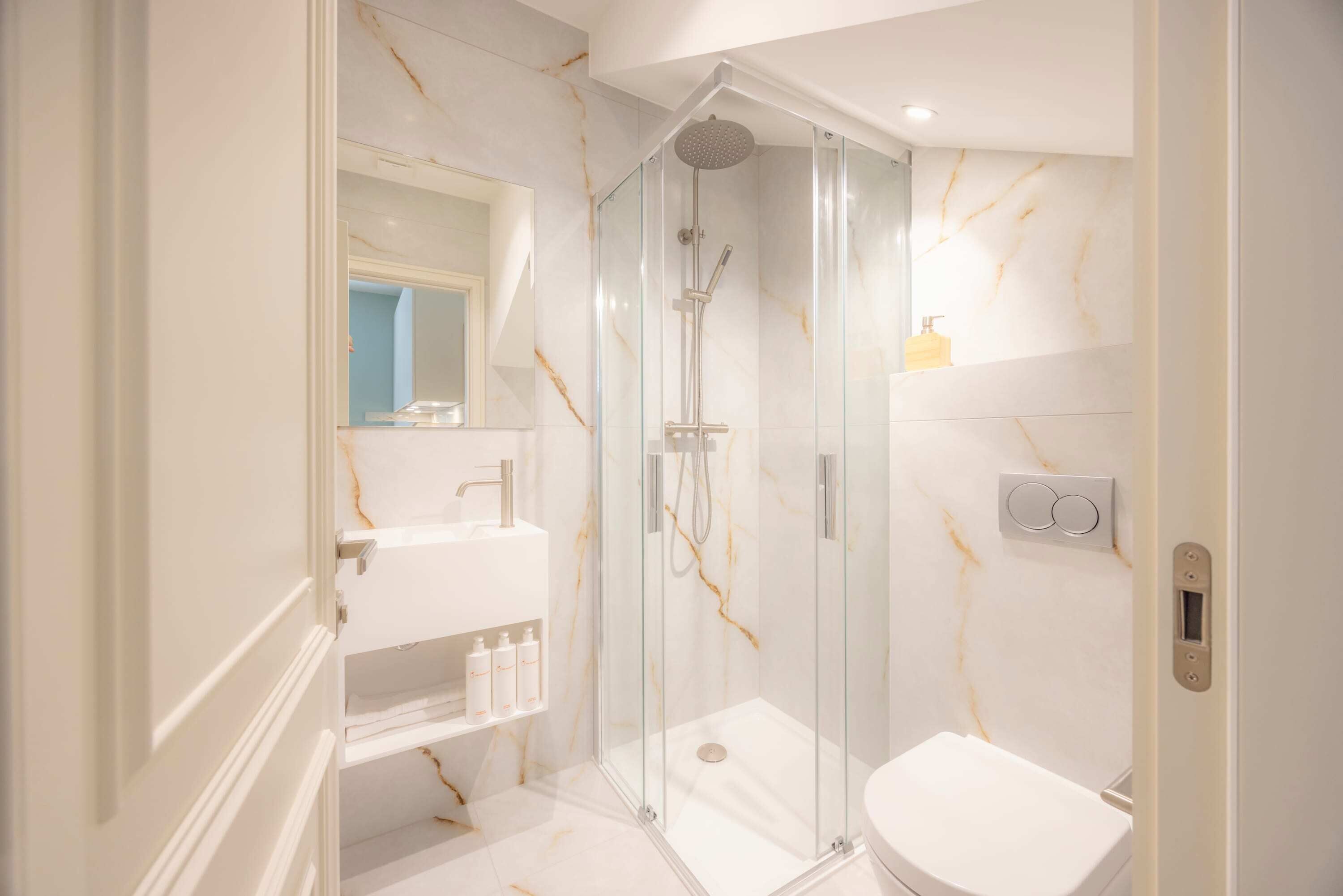 Shower, hair dryer, towels, shampoo
