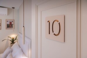 A wall with a number sign '10' and a pendant light. - Premium Studio 10 at The Orange Door Little Venice (Greater London)