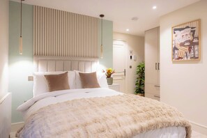 1 bedroom, iron/ironing board, travel cot, WiFi - Studio 2 at The Orange Door Little Venice (Greater London)