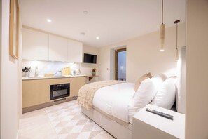 Ein modernes Schlafzimmer mit Bett, Nachttisch und Fernbedienung.