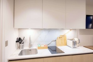 Fridge, microwave, oven, stovetop - Studio 2 at The Orange Door Little Venice (Greater London)