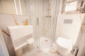Een douche, een haardroger, handdoeken, shampoo