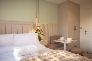 1 Schlafzimmer, Schreibtisch, Bügeleisen/Bügelbrett, Reisekinderbett