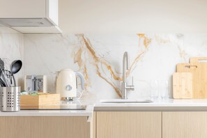 Fridge, oven, stovetop, electric kettle - Standard Studio 7 at The Orange Door Little Venice (Greater London)