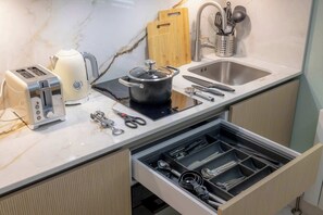 Fridge, microwave, oven, stovetop - Deluxe Studio 1 at The Orange Door Little Venice (Greater London)