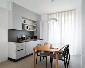 Two Bedroom Apartment with Terrace | Özel mutfak | Buzdolabı, mikrodalga fırın, set üstü ocak, bulaşık makinesi 