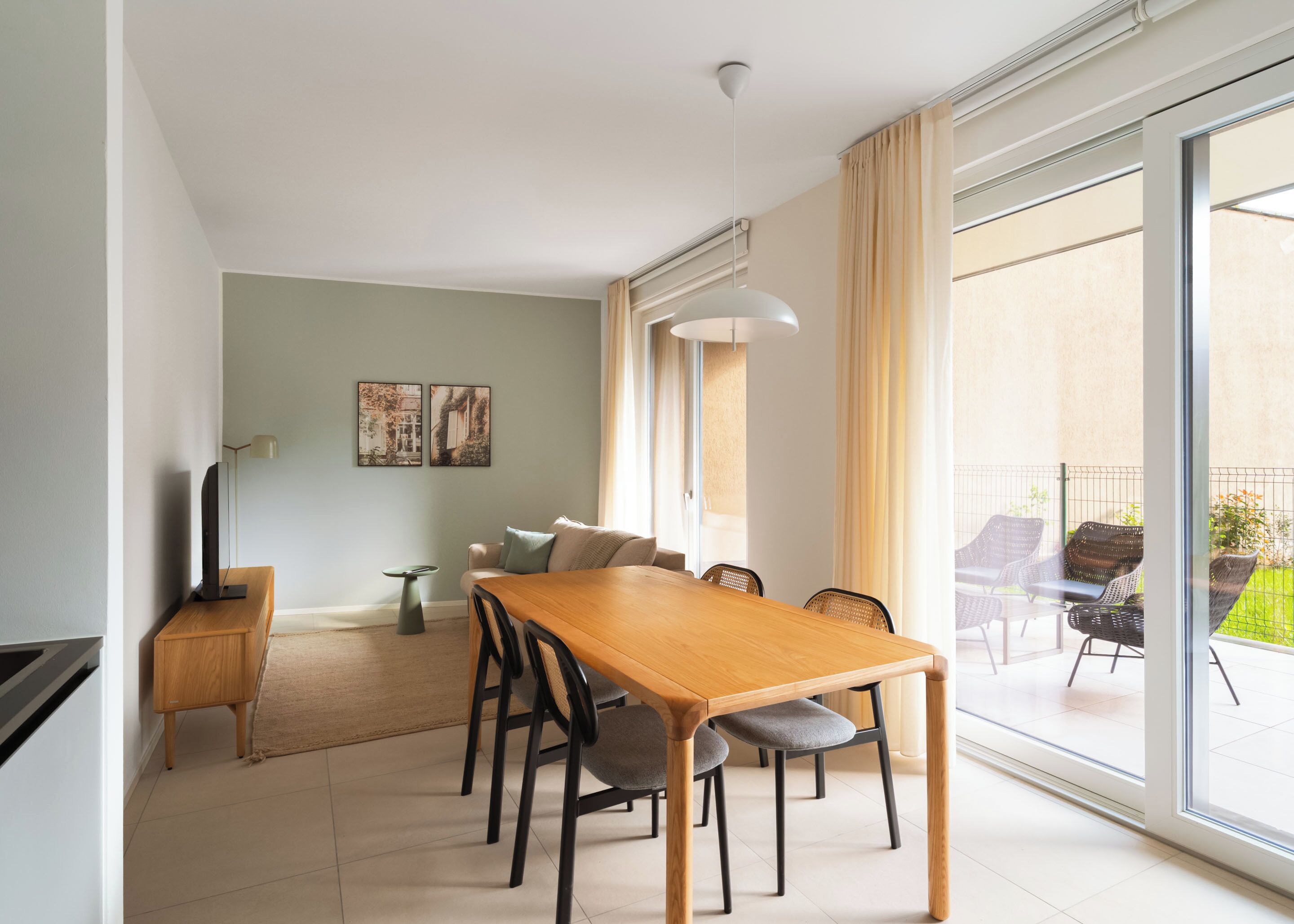 One Bedroom Family Apartment with Balcony | Coin séjour