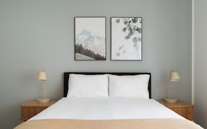 One Bedroom Apartment with Sofa Bed | Ayrı ayrı dekore edilmiş, ayrı ayrı döşenmiş, masa 