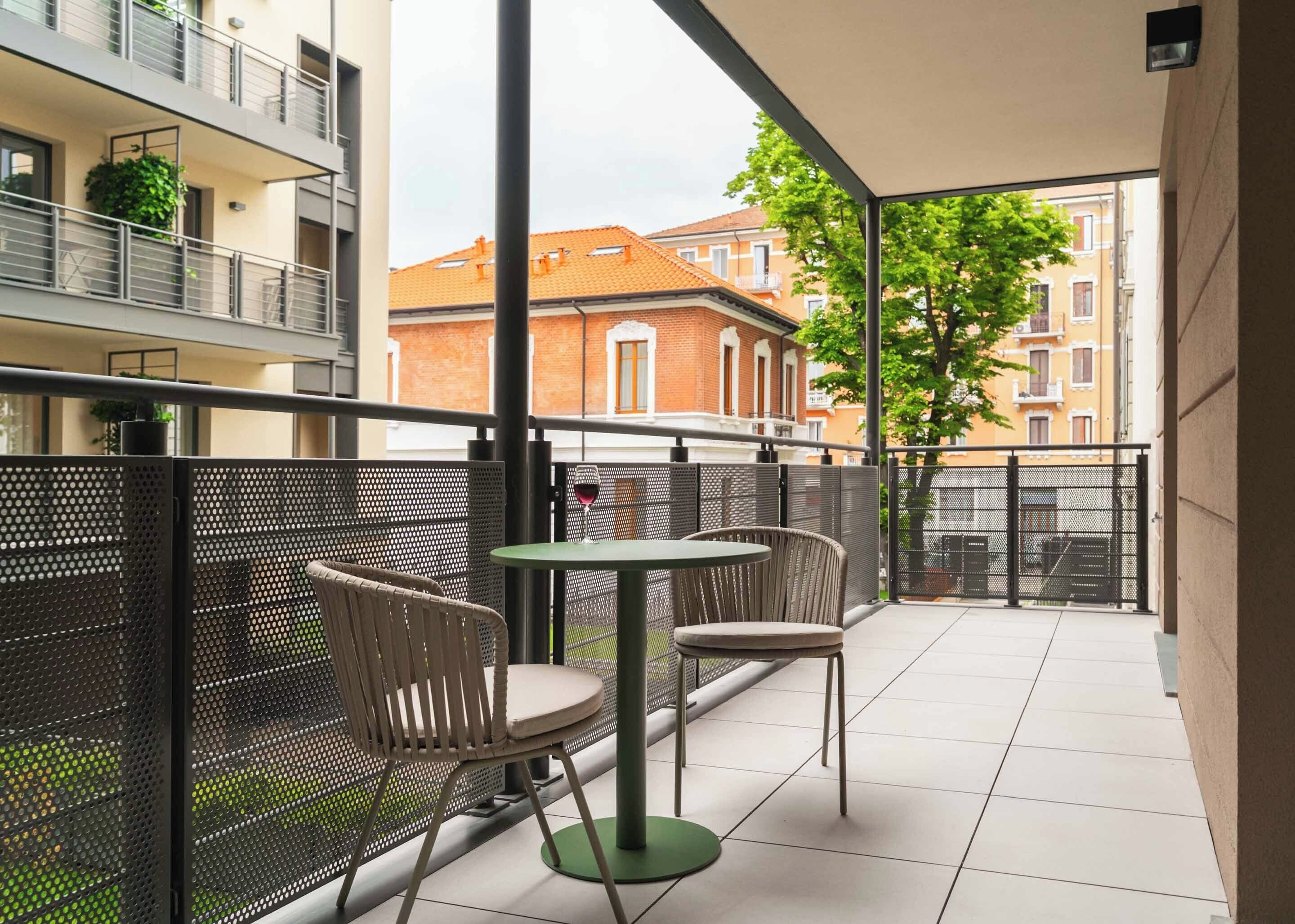 One Bedroom Comfort Apartment with Balcony | 阳台