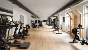 A gym with treadmills, stationary bikes, and weight machines. - Limehome Milan Navigli (Milan)