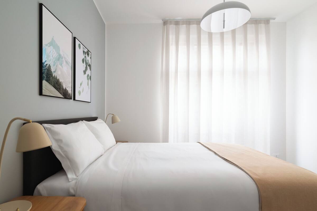 One Bedroom Apartment with Sofa Bed | Meja, ruang kerja komputer riba, langsir/tirai gelap terus 