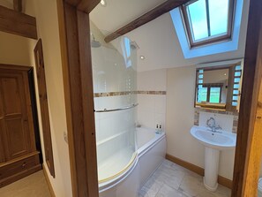 Shower, hair dryer, towels, soap - Applebarn-beautiful barn conversion in idyllic countryside.Pet friendly/hot tub (West Pennard)