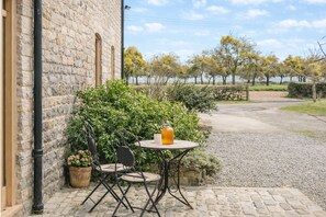 Outdoor dining - Applebarn-beautiful barn conversion in idyllic countryside.Pet friendly/hot tub (West Pennard)