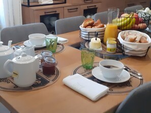 Dining - “Embellie” Guest Room with Private Terrace, Garden, and Wi-Fi (Marennes-Hiers-Brouage)