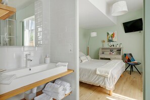 1 bedroom, WiFi, bed sheets - Bed and Breakfast 'Chambre Opaline' with Private Terrace, Private Garden and Wi-Fi (Marennes-Hiers-Brouage)