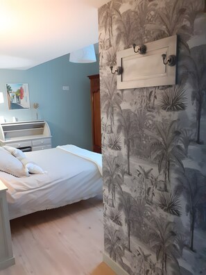 Room - Bed and Breakfast 'Chambre Opaline' with Private Terrace, Private Garden and Wi-Fi (Marennes-Hiers-Brouage)