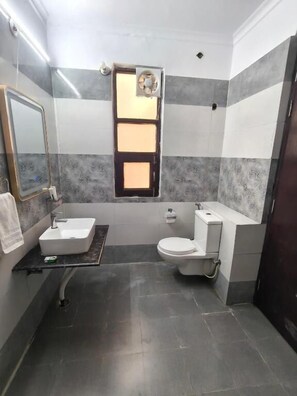 Deluxe tweepersoonskamer, balkon | Badkamer