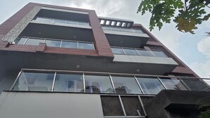 Ein mehrstöckiges Gebäude mit modernem architektonischen Design, das große Fenster und Balkone aufweist.
