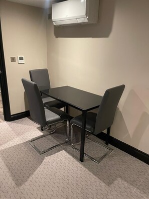 Family Apartment, 2 Bedrooms, Non Smoking, Kitchenette (Lower Ground Floor) | Dining