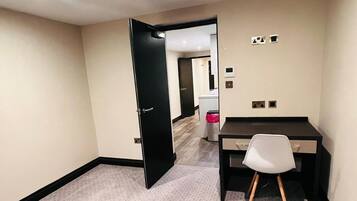 Standard Apartment, Non Smoking, Kitchenette (Lower Ground Floor) | Interior