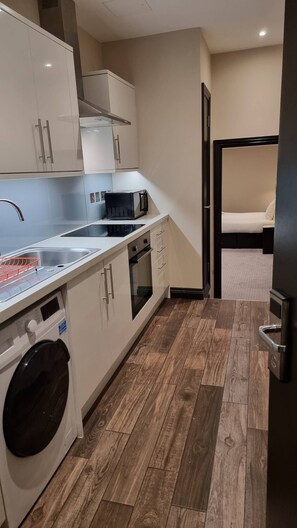 Deluxe Apartment | Private kitchen | Fridge, electric kettle, toaster, eco-friendly cleaning products