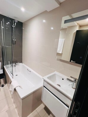 Standard Apartment, Non Smoking, Kitchenette (Lower Ground Floor) | Bilik Mandi | Hulu semburan mandi hujan, kelengkapan dandanan diri percuma 