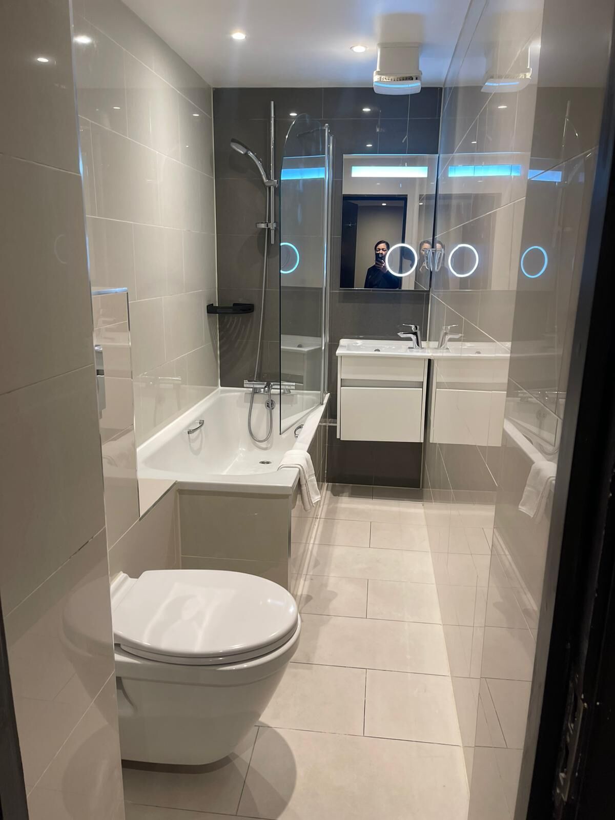 Apartamento família, 2 quartos, para não fumantes, cozinha americana (Lower Ground Floor) | Banheiro | Chuveiro com efeito de chuva, produtos de toalete grátis