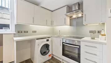 Basic Apartment, 1 Katil Ratu (Queen), Non Smoking, Kitchenette (Lower Ground Floor) | Dapur peribadi | Peti sejuk, cerek elektrik, pembakar roti