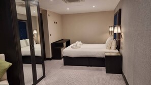 Deluxe Apartment | In-room safe, blackout drapes, soundproofing, iron/ironing board