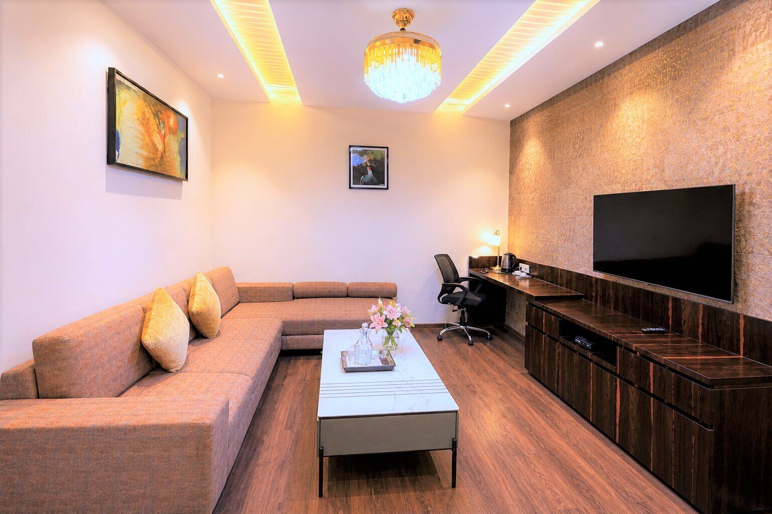Luxury Suite | Desk, laptop workspace, free WiFi, bed sheets