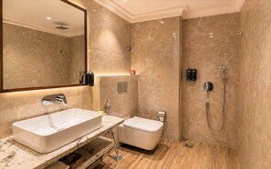 Executive Room | Bathroom | Free toiletries, hair dryer, bidet, towels