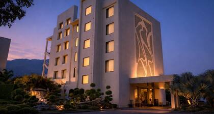 Hillcrest Hotel & Resort