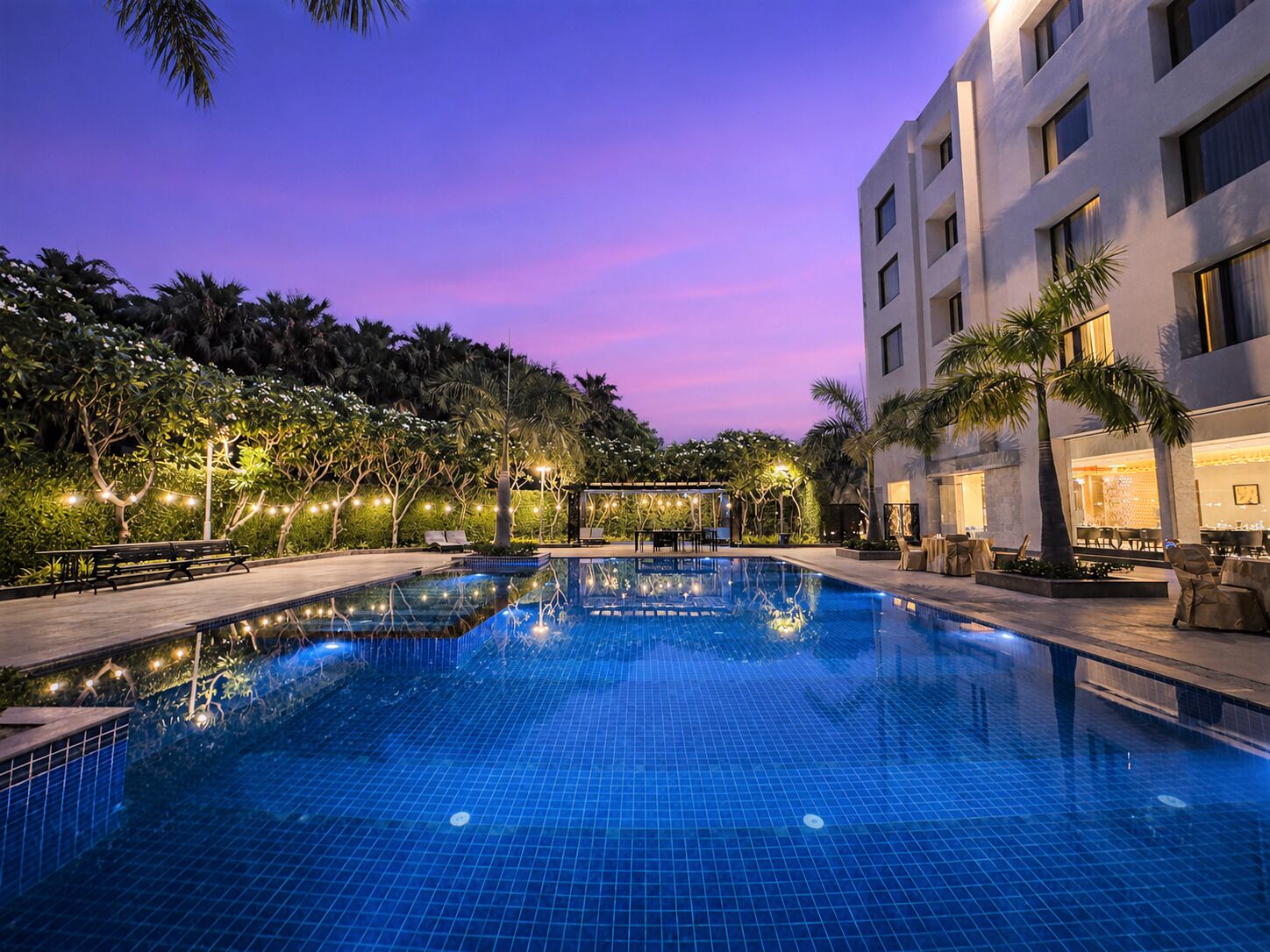 Una piscina al aire libre