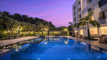 Una piscina al aire libre