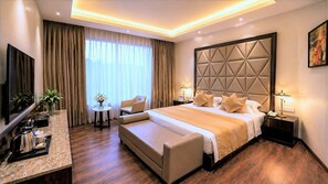 Luxury Suite | Desk, laptop workspace, free WiFi, bed sheets