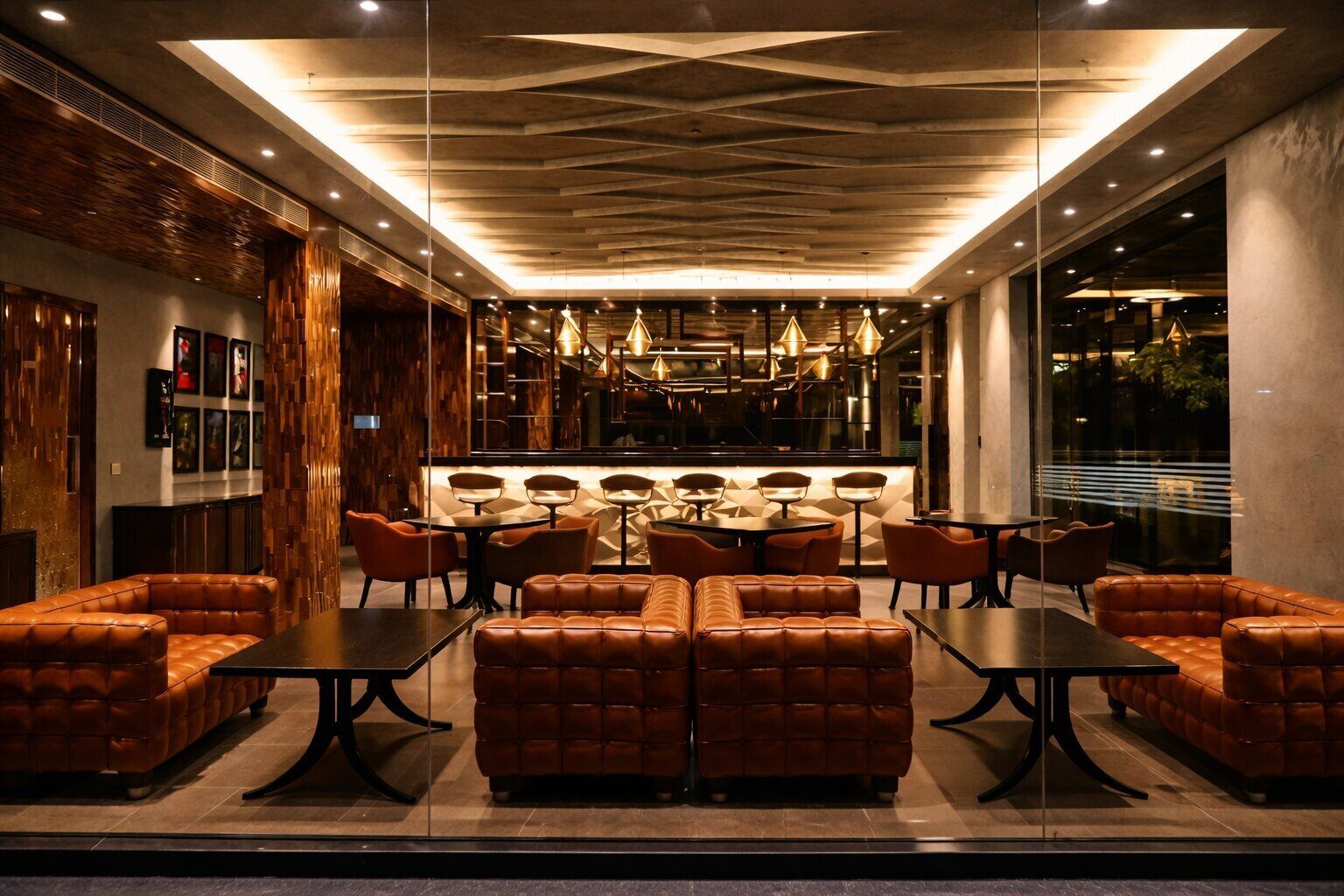 Un interior moderno con asientos de cuero, una zona de bar e iluminación colgante.