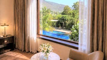 Luxury Suite | Desk, laptop workspace, free WiFi, bed sheets