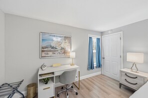 4 Schlafzimmer, Schreibtisch, Bügeleisen/Bügelbrett, kostenloses WLAN