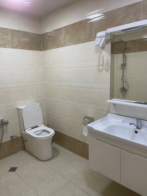 Kahden hengen deluxe-huone, parveke, näköala pihalle | Kylpyhuone