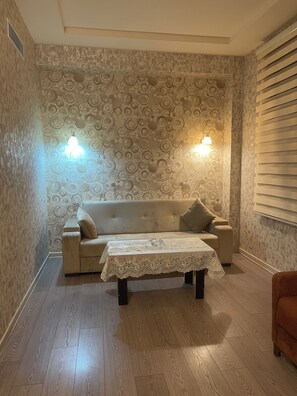 Kahden hengen deluxe-huone, parveke, näköala pihalle | Oleskelualue