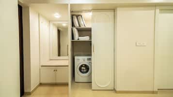 Panorama-lejlighed - privat badeværelse - udsigt til golfbane | Interiør