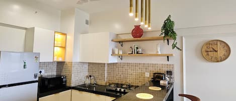 Departamento de lujo, cocina, vista a la ciudad | Cocina privada | Refrigerador con congelador, microondas y parrilla de estufa